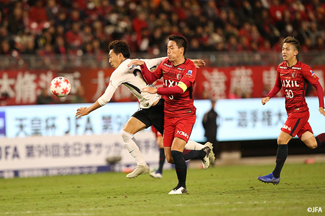 足を負傷した興梠に代わり、投入された李 忠成（浦和）が突破するが、昌子 源（鹿島）がそれを許さない！【天皇杯 準決勝 浦和vs鹿島】 