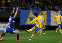 矢島 慎也（仙台/#15）が右足でシュートを放つと、これがDFに当たってコースが変わりゴールに吸い込まれる【天皇杯 準決勝 仙台vs山形】