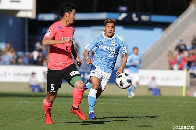 前線からプレッシャーをかける大久保 嘉人（磐田）【Ｊ１参入プレーオフ 決定戦 磐田vs東京Ｖ】