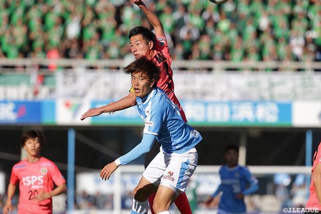 空中で競り合う小川 航基（磐田）と井林 章（東京Ｖ）【Ｊ１参入プレーオフ 決定戦 磐田vs東京Ｖ】