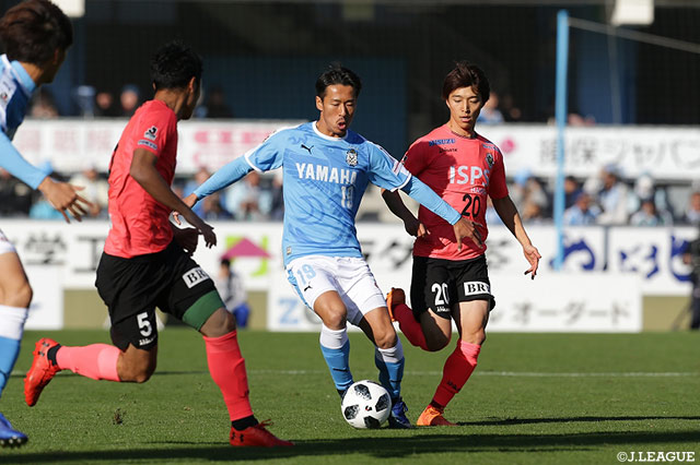 東京Ｖの選手たちに囲まれながらも、前線にパスを供給する山田 大記（磐田）【Ｊ１参入プレーオフ 決定戦 磐田vs東京Ｖ】