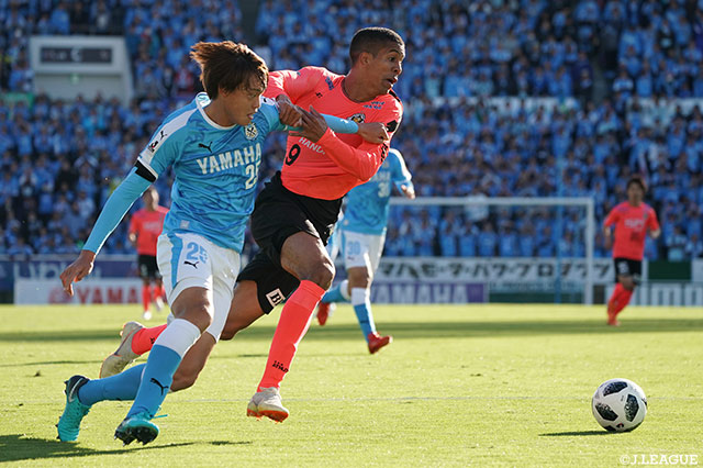 スピードに乗り、突破を計るドウグラス ヴィエイラ（東京Ｖ）に大南 拓磨（磐田）が食らい付く！【Ｊ１参入プレーオフ 決定戦 磐田vs東京Ｖ】