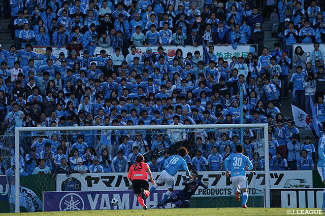 磐田サポーターが見守る中、小川 航基（#18）がPKをきっちり沈め先制に成功！【Ｊ１参入プレーオフ 決定戦 磐田vs東京Ｖ】