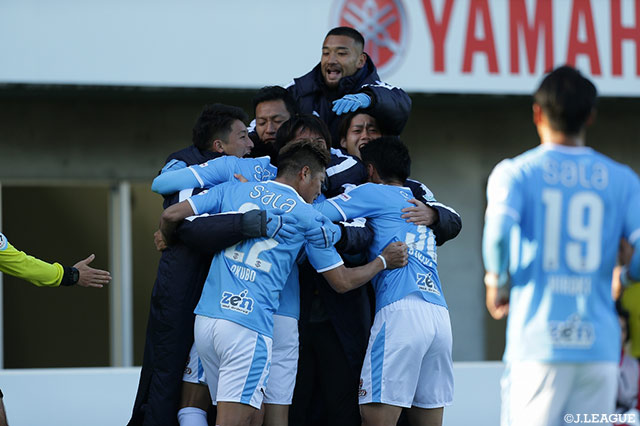 待望の先制点を奪い、喜びを爆発させる磐田の選手たち【Ｊ１参入プレーオフ 決定戦 磐田vs東京Ｖ】