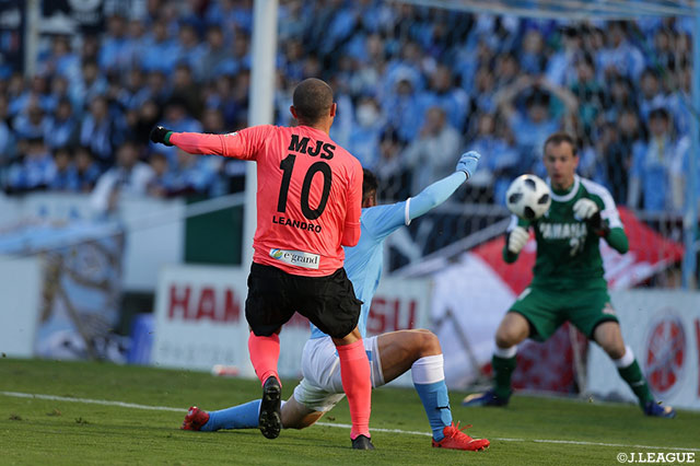レアンドロ（東京Ｖ）が右足で放った強烈なシュートはGKのカミンスキー（磐田）に弾かれてしまう【Ｊ１参入プレーオフ 決定戦 磐田vs東京Ｖ】