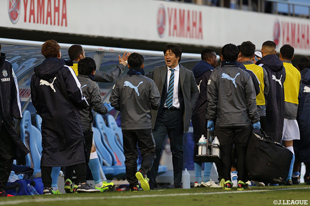 Ｊ１残留が決まり、チームスタッフとハイタッチをする名波 浩監督（磐田）【Ｊ１参入プレーオフ 決定戦 磐田vs東京Ｖ】