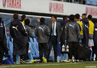 Ｊ１残留が決まり、チームスタッフとハイタッチをする名波 浩監督（磐田）【Ｊ１参入プレーオフ 決定戦 磐田vs東京Ｖ】