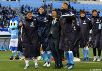 ジュビロ磐田の木村 稔社長も選手ら肩を組み、J1残留を喜んだ【J1参入プレーオフ 決定戦 磐田vs東京V】