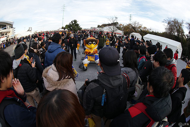 たくさんのサポーターの中心にはベガッ太が！【天皇杯 決勝 浦和vs仙台】