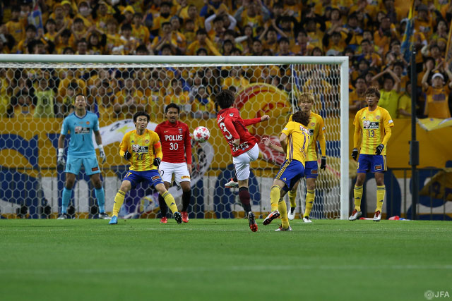 CKの跳ね返りを宇賀神 友弥が右足を一閃！豪快なダイレクトボレーがネットに突き刺さる！【天皇杯 決勝 浦和vs仙台】