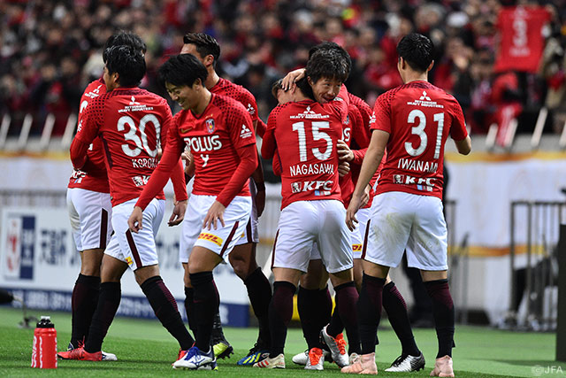 先制点を決めた宇賀神 友弥（浦和）をチームメイトが祝福【天皇杯 決勝 浦和vs仙台】