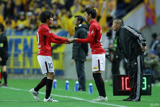 先に動いたのはリードしている浦和。柏木 陽介に代えて柴戸 海を投入【天皇杯 決勝 浦和vs仙台】