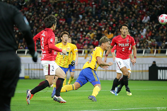 ゴール前でフリーになった野津田 岳人がヘディングシュートを放つも、惜しくも枠を外れる。仙台が決定的なチャンスを逃す【天皇杯 決勝 浦和vs仙台】