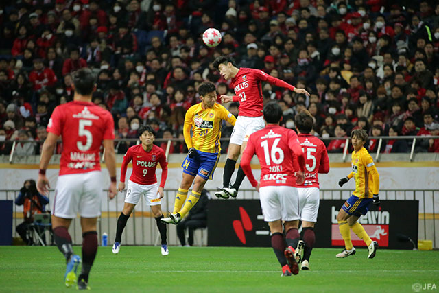 仙台がロングボールでパワープレーを仕掛けるも、浦和が体を張った守備ではじき返す【天皇杯 決勝 浦和vs仙台】