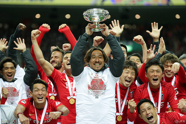 今季限りでの現役引退を表明した平川 忠亮が天皇杯を掲げるシーンも【天皇杯 決勝 浦和vs仙台】