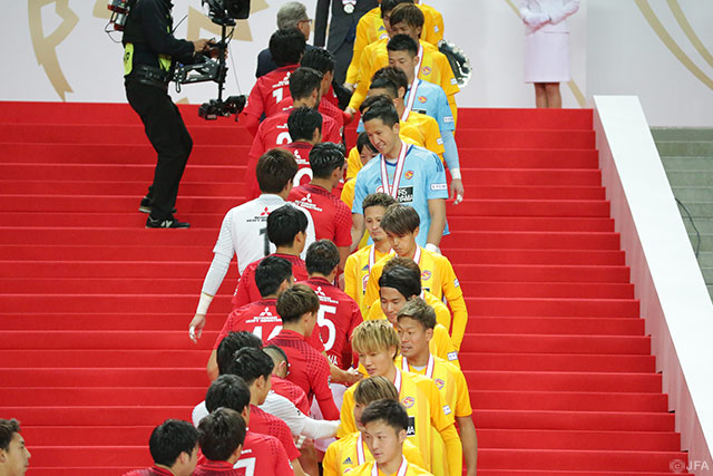 互いの健闘を称え合う両チームの選手達【天皇杯 決勝 浦和vs仙台】