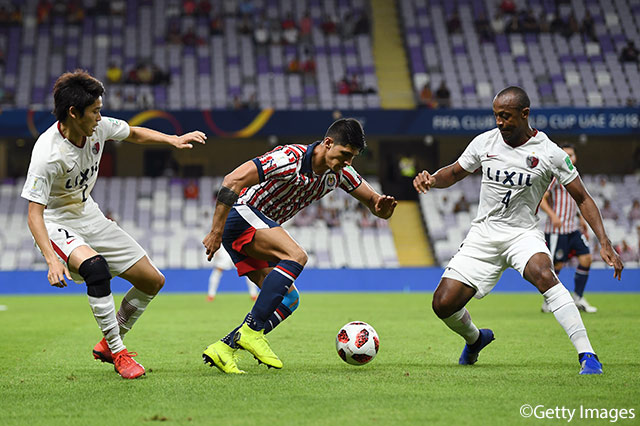 突破を計るグアダラハラの選手をレオ シルバ（鹿島/#4）と内田 篤人（#2）が挟み込み対応する【FIFAクラブワールドカップ UAE 2018 準々決勝 鹿島vsグアダラハラ】