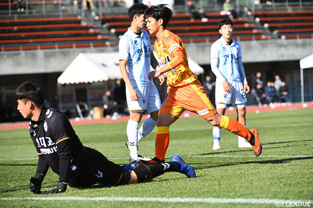 序盤から3点のリードを許す苦しい展開の中、前半27分に青島 太一（清水ユース）が1点を返す！【JINYC GS 第1節 清水ユースvs蔚山現代ＦＣ】