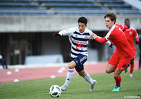 松田 詠太郎(横浜FMユース)が相手をかわし、サイドを突破する!【JINYC GS 第1節 横浜FMユースvsライト・トゥ・ドリーム】