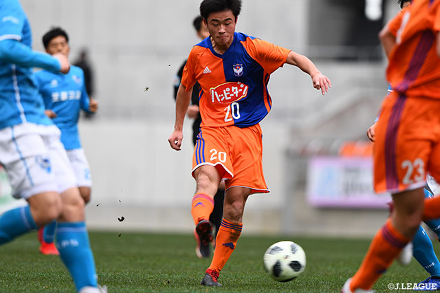 高橋 真広のシュートは相手選手に当たってコースが変わりゴールに吸い込まれる。新潟Ｕ－１８がラッキーな形で先制点をゲット【JINYC GS 第1節 新潟Ｕ－１８vs浦項】