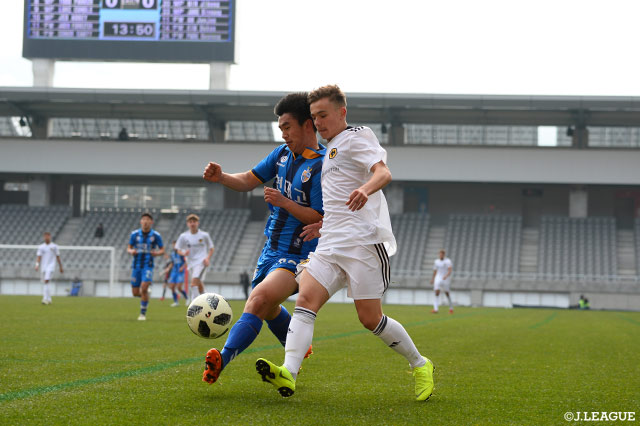 激しい競り合いをみせる両チームの選手【JINYC GS 第2節 ウルヴァーハンプトンＦＣvs蔚山現代ＦＣ】