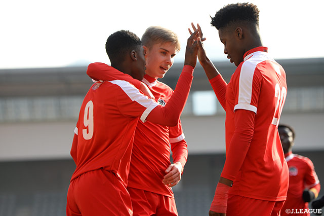 前線からの素早い守備でボールを奪ったライト・トゥ・ドリーム。最後はチュクェメカが決めて先制に成功【JINYC GS 第2節 浦項vsライト・トゥ・ドリーム】