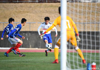 高橋 真広の技ありのループシュートが決まり、新潟U-18が先制点を奪う【JINYC GS 第2節 横浜FMユースvs新潟U-18】