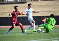 蔚山現代FCの選手がスルーパスに抜け出すも、GKの多久美 景紀(神戸U-18)がタイミングよく飛び出し、セーブ!【JINYC GS 第3節 蔚山現代FCvs神戸U-18】