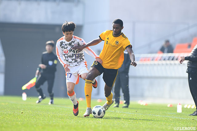 中盤で激しいデュエルが展開される！【JINYC GS 第3節 ウルヴァーハンプトンＦＣvs清水ユース】