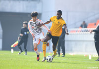 中盤で激しいデュエルが展開される!【JINYC GS 第3節 ウルヴァーハンプトンFCvs清水ユース】