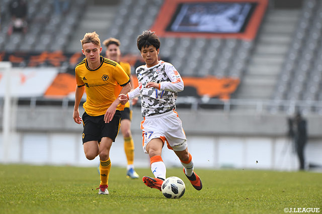 2試合で3ゴールを決めている青島 太一（清水ユース）が果敢に仕掛けるも不発に終わった【JINYC GS 第3節 ウルヴァーハンプトンＦＣvs清水ユース】