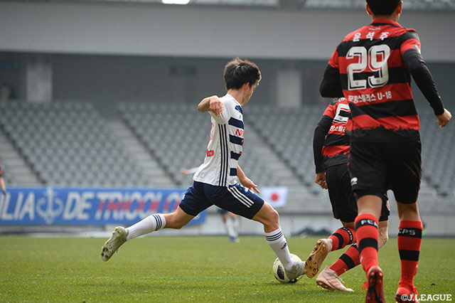 前半25分、右サイドから中に侵入した植田 啓太（横浜FMユース）が左足を振り抜くと、強烈なシュートが突き刺さり先制！【JINYC GS 第3節 浦項vs横浜FMユース】