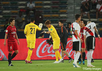 相手選手と接触し右足を負傷したクォン スンテ（鹿島）はプレーを続行できず、交代を余儀なくされる【FIFAクラブワールドカップ UAE 2018 3位決定戦 鹿島vsリーベルプレート】