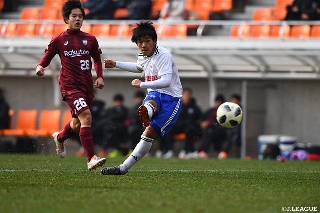 前半21分、ドリブルで持ち運んだ本田 修也が右足を振り抜く！これが決まり、新潟Ｕ－１８が先制に成功【JINYC 3位決定戦 神戸Ｕ－１８vs新潟Ｕ－１８】