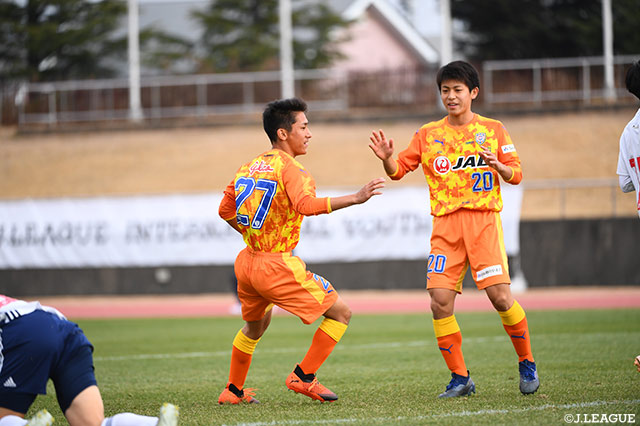 青島 太一のグラウンダーのパスに合わせたのは青島 健大（#27）！開始5分に清水ユースが先制！【JINYC 5位決定戦 清水ユースvs横浜FMユース】