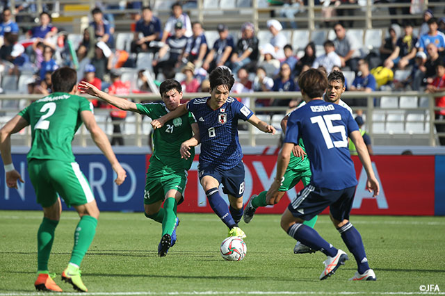 相手DFに囲まれながらも突破する原口 元気（#8）。大迫の同点ゴールをアシストするなど勝利に貢献した【AFC アジアカップ UAE 2019 GS第1節 日本vsトルクメニスタン】