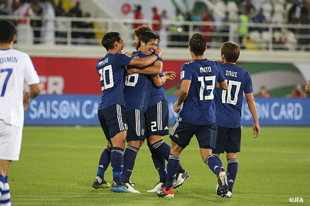 セットプレーのこぼれ球に反応した塩谷 司がPA手前から左足を一閃。鋭いミドルシュートがゴール右に突き刺さり、逆転に成功！【AFC アジアカップ UAE 2019 GS第3節 日本vsウズベキスタン】