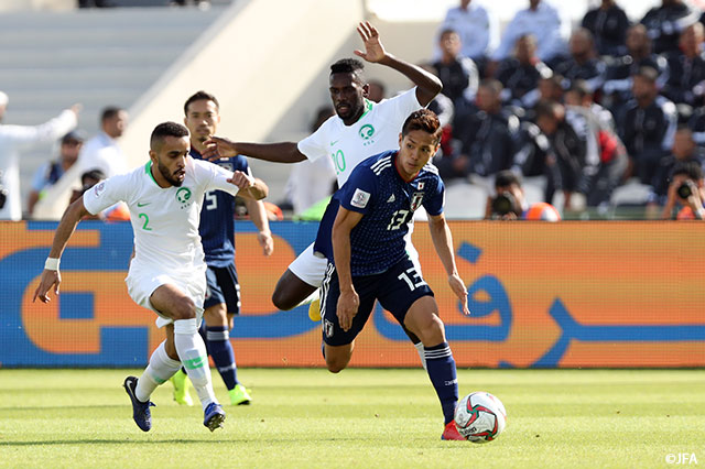 サウジアラビアの選手を振り切り、ボールを運ぶ武藤 嘉紀【AFC アジアカップ UAE 2019 ラウンド16 日本vsサウジアラビア】