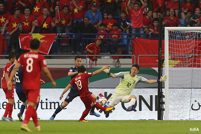 自陣で犯したトラップミスを見逃さなかった相手FWにシュートを放たれるが、権田 修一（鳥栖）がファインセーブ！【AFC アジアカップ UAE 2019 準々決勝 ベトナムvs日本】