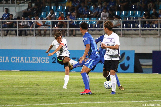 柏 好文（広島/#18）がドリブル突破からシュートを放つ！【アジアチャレンジinタイ チョンブリvs広島】