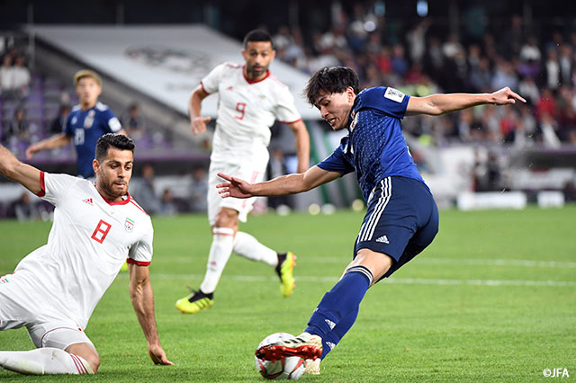 南野 拓実が左足でゴール前にグラウンダーで折り返すと、滑り込んでブロックに入ったイランの選手の左手に当たり、PKを獲得！【AFC アジアカップ UAE 2019 準決勝 イランvs日本】