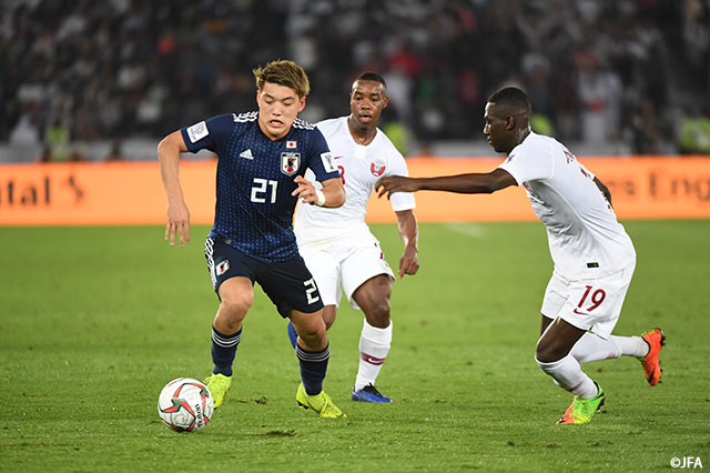 ドリブルで突破する堂安 律だが、カタールの守備陣を崩せず【AFC アジアカップ UAE 2019 決勝 日本vsカタール】