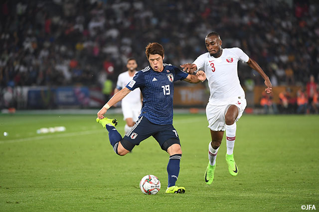 酒井 宏樹が後方から駆け上がり、クロスを供給するも味方には合わない【AFC アジアカップ UAE 2019 決勝 日本vsカタール】