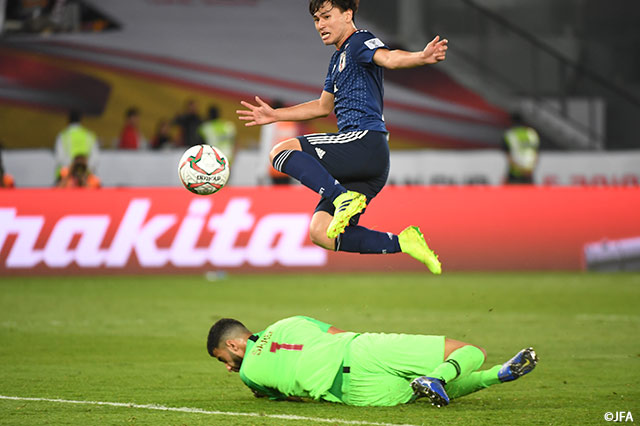 後半24分、南野 拓実はGKに詰められるもボールを浮かしてシュートを決めて1点差に詰め寄る！【AFC アジアカップ UAE 2019 決勝 日本vsカタール】