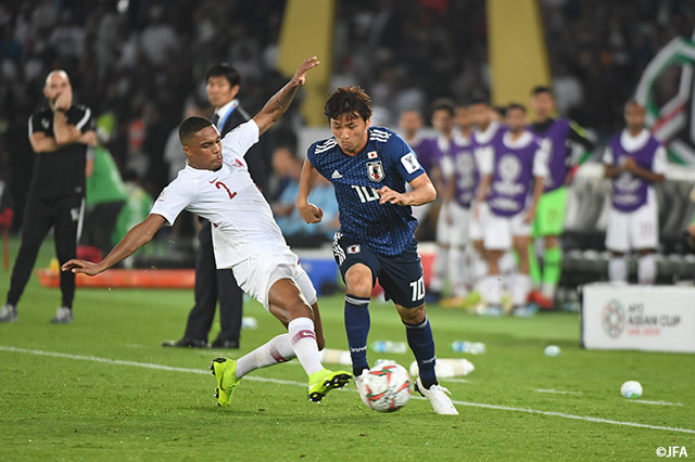 カタールDFをかわして前線にボールを運ぶ乾 貴士。決定的な仕事をするには出場時間が短すぎた【AFC アジアカップ UAE 2019 決勝 日本vsカタール】