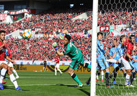 槙野 智章（浦和/#5）が相手と競り合いながら頭で合わせるが、惜しくも枠の右へ外れてゴールならず【FUJI XEROX SUPER CUP 2019】