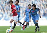 中村 憲剛（川崎F/#14）は相手DFのボール回しに対し、前線からプレスをかけ続けた【FUJI XEROX SUPER CUP 2019】
