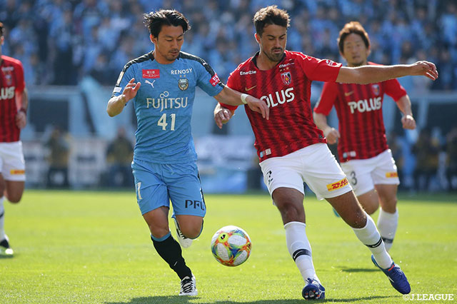 激しくマッチアップする家長 昭博（川崎F）とマウリシオ（浦和）【FUJI XEROX SUPER CUP 2019】