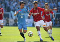 激しくマッチアップする家長 昭博（川崎F）とマウリシオ（浦和）【FUJI XEROX SUPER CUP 2019】