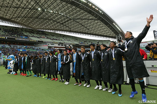 去年のリベンジを果たした川崎Ｆの選手たちはサポーターに勝利を報告をした【FUJI XEROX SUPER CUP 2019】